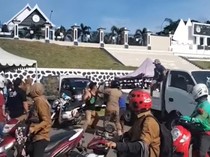 Pria Berseragam ASN Adu Jotos dengan Sopir Pikap Depan Kantor Gubernur Sulbar