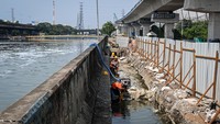 Pekerja menyelesaikan pembangunan penguatan tanggul dan gorong-gorong pengaman pantai di Jalan Ancol Timur, Pademangan, Jakarta, Senin (8/9/2025). Proyek ini dikerjakan untuk mengantisipasi banjir rob dan abrasi di kawasan pesisir utara Ibu Kota. ANTARA FOTO/Sulthony Hasanuddin
