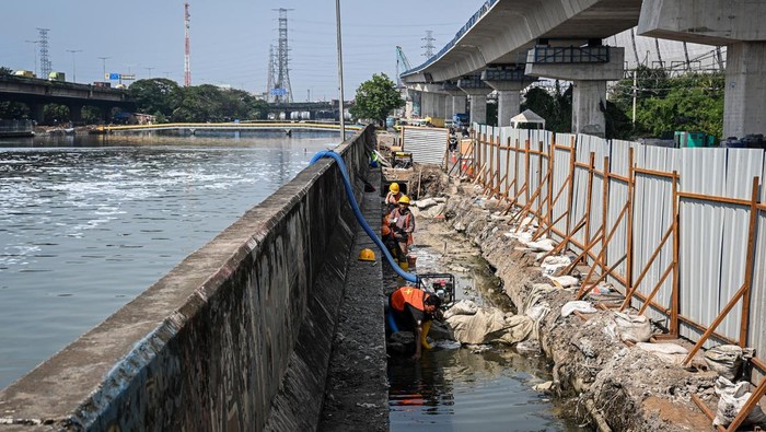 Proyek Tanggul Pengaman Pantai Pesisir Jakarta Dikebut Pekerja menyelesaikan pembangunan penguatan tanggul dan gorong-gorong pengaman pantai di Jalan Ancol Timur, Pademangan, Jakarta, Senin (8/9/2025). Kementerian Pekerjaan Umum membangun Pengaman Pantai Tahap 7 Paket 1 dengan membuat tanggul sepanjang 100 meter dan penguatan gorong-gorong sepanjang 200 meter untuk mengatasi banjir rob dan abrasi di wilayah itu. ANTARA FOTO/Sulthony Hasanuddin/tom.