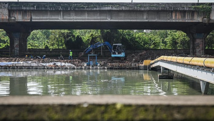 Pekerja menyelesaikan pembangunan penguatan tanggul dan gorong-gorong pengaman pantai di Jalan Ancol Timur, Pademangan, Jakarta, Senin (8/9/2025). Kementerian Pekerjaan Umum membangun Pengaman Pantai Tahap 7 Paket 1 dengan membuat tanggul sepanjang 100 meter dan penguatan gorong-gorong sepanjang 200 meter untuk mengatasi banjir rob dan abrasi di wilayah itu. ANTARA FOTO/Sulthony Hasanuddin/tom.