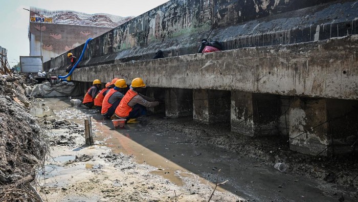 Pekerja menyelesaikan pembangunan penguatan tanggul dan gorong-gorong pengaman pantai di Jalan Ancol Timur, Pademangan, Jakarta, Senin (8/9/2025). Kementerian Pekerjaan Umum membangun Pengaman Pantai Tahap 7 Paket 1 dengan membuat tanggul sepanjang 100 meter dan penguatan gorong-gorong sepanjang 200 meter untuk mengatasi banjir rob dan abrasi di wilayah itu. ANTARA FOTO/Sulthony Hasanuddin/tom.