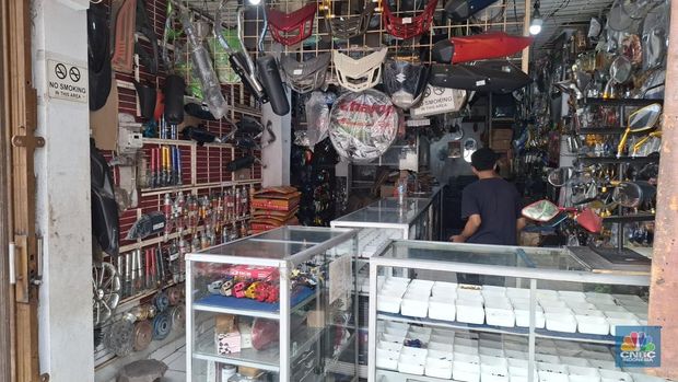 Pusat onderdil dan aksesoris motor di Jalan Kebon Jeruk III, Mangga Besar Jakarta Barat. (CNBC Indonesia/Chandra)