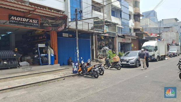 Pusat onderdil dan aksesoris motor di Jalan Kebon Jeruk III, Mangga Besar Jakarta Barat. (CNBC Indonesia/Chandra)