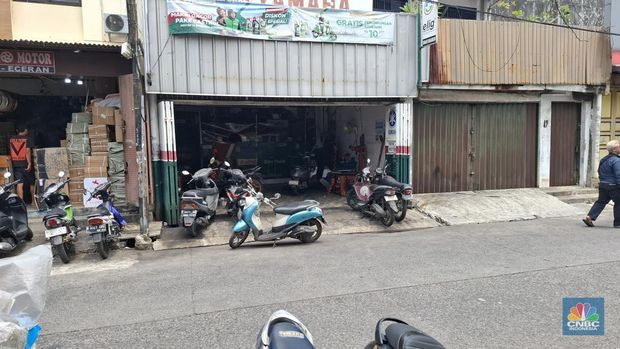 Pusat onderdil dan aksesoris motor di Jalan Kebon Jeruk III, Mangga Besar Jakarta Barat. (CNBC Indonesia/Chandra)