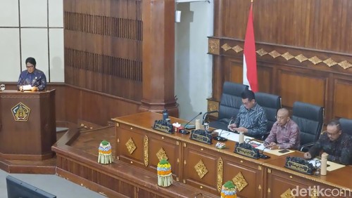 Wakil Gubernur Bali I Nyoman Giri Prasta saat berada di Rapat Paripurna ke-3 Masa Persidangan I di kantor Gubernur Bali, Senin (8/9/2025).