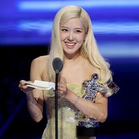 Rose BLACKPINK Jadi Wanita Tercantik Dunia 2025, Carmen Debut di Peringkat 48