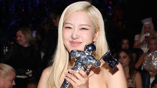 Rose BLACKPINK Cetak Sejarah Solois K-Pop di MTV VMAs