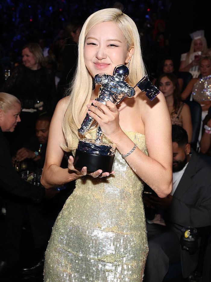 ELMONT, NEW YORK - SEPTEMBER 07: Rosé poses the Song of the Year Award for APT with Bruno Mars during the 2025 MTV Video Music Awards at UBS Arena on September 07, 2025 in Elmont, New York. (Photo by/Kevin Mazur/Getty Images for MTV)