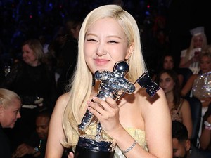 Bintang K-Pop yang Shining Shimmering Splendid Tahun Ini