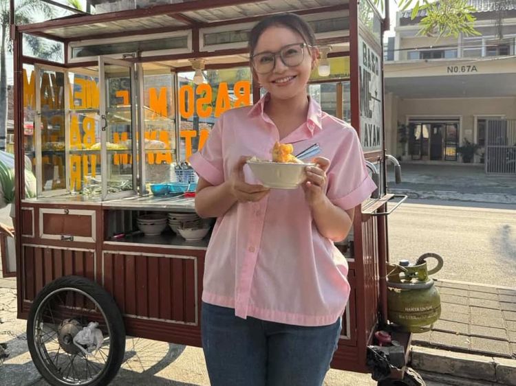 Ngelarisin Dagangan UMKM, Hati Rossa Terasa Penuh