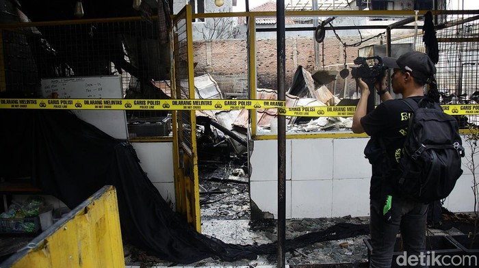 Ruko di Fatmawati Terbakar, Polisi Pasang Garis di Lokasi Kebakaran besar melanda deretan ruko di Jalan RS Fatmawati Raya, Cipete, Cilandak, Jakarta Selatan, pada Senin (8/9/2025) dini hari. Api yang berkobar hebat kini telah berhasil dipadamkan, namun menyisakan puing-puing bangunan yang hangus terbakar.