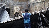 Api yang berkobar hebat kini telah berhasil dipadamkan, namun menyisakan puing-puing bangunan yang hangus terbakar.