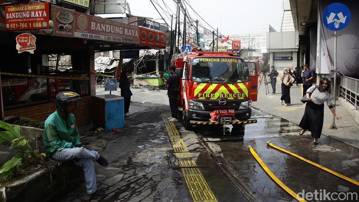 Kebakaran besar melanda deretan ruko di Jalan RS Fatmawati Raya, Cipete, Cilandak, Jakarta Selatan, pada Senin (8/9/2025) dini hari. Api yang berkobar hebat kini telah berhasil dipadamkan, namun menyisakan puing-puing bangunan yang hangus terbakar.