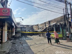 Situasi Ruko Terbakar di Jalan Fatmawati: Digaris Polisi, Lalin Dialihkan