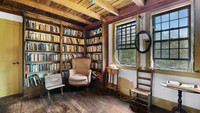 Selanjutnya, ada perpustakaan yang isinya ada rak buku dan sejumlah kursi. Terlihat dua jendela besar yang menerangi ruangan dengan cahaya alami. Foto: dok. Blueflash/Mott & Chace Sotheby’s International Realty