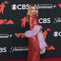 Tahun ini menjadi momen istimewa bagi Sabrina Carpenter. Ia tidak hanya meraih delapan nominasi di ajang VMAs 2025, tetapi juga berhasil membawa pulang piala untuk kategori Best Album melalui karyanya Short n’ Sweet. Foto: Getty Images/Dimitrios Kambouris