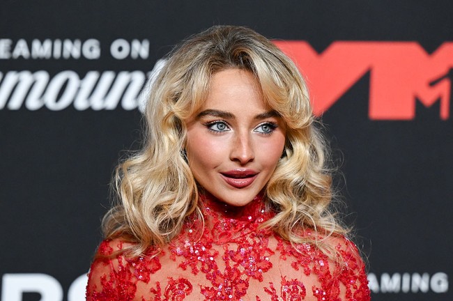 Penyanyi berusia 26 tahun itu memilih riasan bernuansa bronzy dengan alis tebal, baby wing eyeliner yang menegaskan bentuk mata, serta pulasan lipstik rosewood. Pipi merona dengan blush on melengkapi keseluruhan look yang anggun dan modern. Foto: Gilbert Flores/Billboard via Getty Images