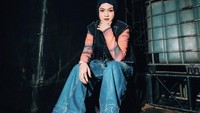 Penampilannya begitu memukau. Ditambah aksi panggung yang energik menggemparkan penonton dan para penggemarnya yang hadir di festival Pestapora. Foto: Instagram/salmasalsabil12 & TikTok/salmaliyyah12