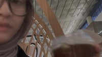 Di tengah kesibukannya tampil dari kota ke kota, segelas es kopi jadi senjata andalan Salma. Ia menyempatkan diri minum kopi sebelum terbang ke kota tempat dirinya akan tampil. Foto: Instagram/salmasalsabil12 & TikTok/salmaliyyah12