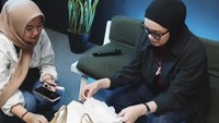 Bersama para penggemarnya di Bandung, Salma tak sungkan makan seblak bersama. Seblak bakso basah yang pedas jadi pesanan Salma kepada penggemarnya. Foto: Instagram/salmasalsabil12 & TikTok/salmaliyyah12