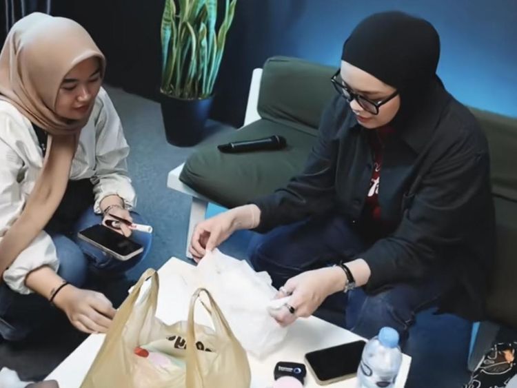 Momen Salma Salsabil Makan Bareng Penggemar dan Lahap AYCE