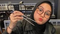 Daging barbeque yang gurih smoky jadi makanan favoritnya. Rasanya seolah mengisi kembali energi Salma setelah manggung seharian. Foto: Instagram/salmasalsabil12 & TikTok/salmaliyyah12