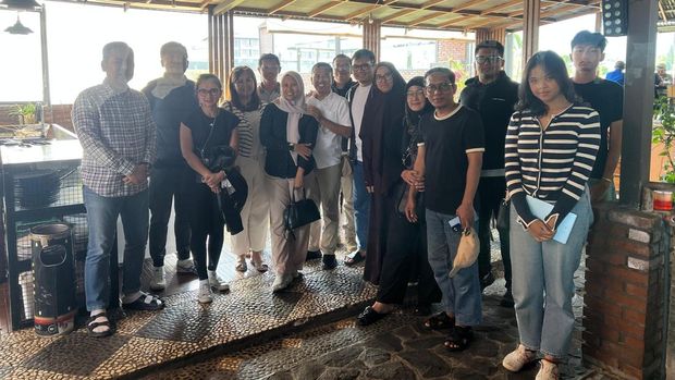 Danrem 062 Tarumanegara, Kolonel Inf Nurul Yakin bersama beberapa teman SMA usai makan siang aneka olahan daging domba garut