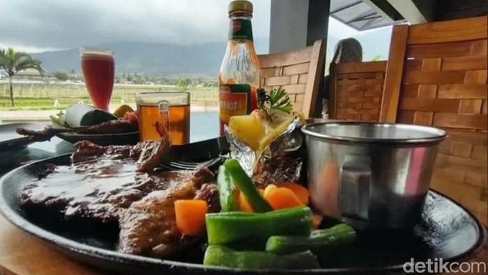 Saung Pananjung, Rumah Makan Olahan Domba Garut Langganan Para Menteri