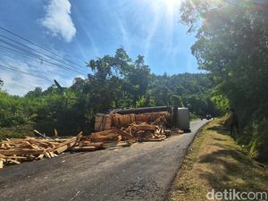 Truk Gagal Nanjak hingga Terguling di Tanjakan Pasir Bilik Sukabumi