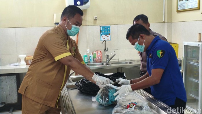 Sejumlah petugas di RS Bhayangkara Pusdik Sabhara Porong, Sidoarjo saat menerima potong tubuh diduga korban mutilasi.