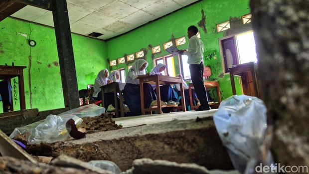 Siswa MTs Miftahul Barokah belajar di ruang kelas dengan lantai retak dan dinding penuh coretan di Kampung Gempol, Desa Cikadu, Kecamatan Palabuhanratu, Senin (8/9/2025).
