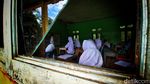 Potret Miris Siswa MTs di Sukabumi, Belajar di Bawah Bangunan Retak