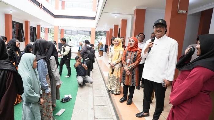 Siswa SRMP 16 Malang Sambut Mensos dengan Puisi Menari di Atas Matahari