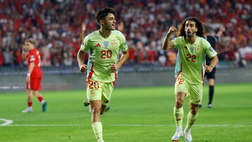 Soccer Football - World Cup - UEFA Qualifiers - Group E - Turkey v Spain - Konya Buyuksehir Arena, Konya, Turkey - September 7, 2025 Spains Pedri celebrates scoring their first goal with Marc Cucurella REUTERS/Murad Sezer