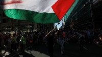 Sejak siang hari, pusat kota Brussels dipadati lautan manusia yang membawa spanduk, poster, dan bendera Palestina. Teriakan yel-yel “Free Palestine” menggema di sepanjang jalan, sementara warna merah, hitam, putih, dan hijau dari bendera Palestina berkibar di udara. REUTERS/Yves Herman