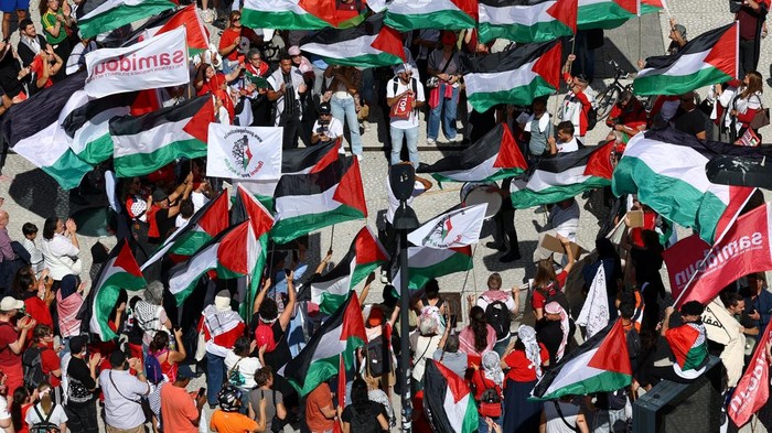 Puluhan ribu orang turun ke jalan di Brussels, Belgia, pada Minggu (7/9/2025), dalam aksi bertajuk “Garis Merah untuk Gaza”. Demonstrasi besar-besaran ini digelar sebagai bentuk solidaritas terhadap rakyat Palestina sekaligus desakan kepada pemerintah Belgia untuk menjatuhkan sanksi terhadap Israel. REUTERS/Yves Herman