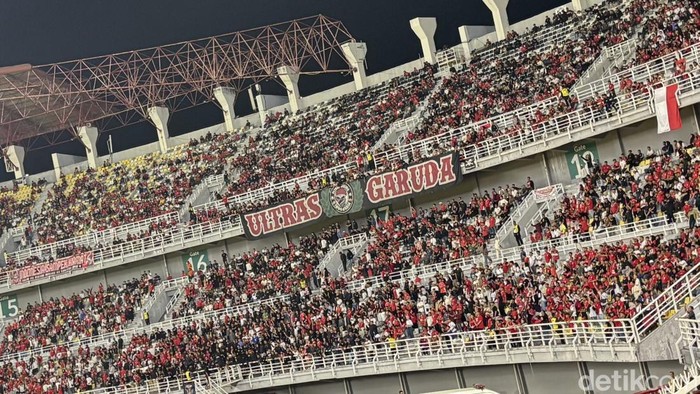Suporter Timnas Indonesia memenuhi Stadion Gelora Bung Tomo Surabaya saat menghadapi Lebanon di laga FIFA Matchday