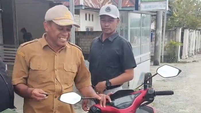 Tampang Kabid Kesbangpol Buton Tengah inisial LMJ (pakaian dinas ASN) saat terjaring OTT kepolisian di pinggir jalan.