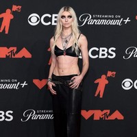 Taylor Momsen juga memamerkan perut dengan bra hitam, rok panjang low-waist, serta boots platform dan kalung berlapis. Tampilannya gaya rock, namun tak lepas dan vibe seksi. Foto: Dimitrios Kambouris / GETTY IMAGES NORTH AMERICA / Getty Images via AFP