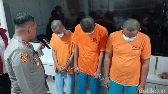 Tiga pelaku pencurian dengan kekerasan di Batam diamankan polisi. (Foto: Alamudin Hamapu/detikSumut).
