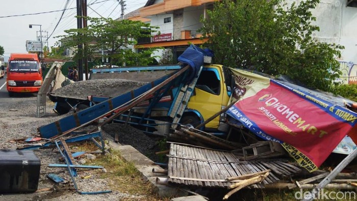Truk pasir menabrak warung di jalan bypass Klaten.