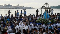 Bagi umat Katolik di Kuba, Perawan Regla dipandang sebagai pelindung para nelayan dan masyarakat pesisir. Sementara dalam tradisi Yoruba yang berkembang di Kuba, Yemaya diyakini sebagai dewi laut yang melambangkan kehidupan dan kasih sayang seorang ibu. REUTERS/Norlys Perez
