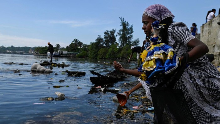 Ribuan umat Kuba memadati kawasan Teluk Havana pada Minggu (7/9/2025) untuk mengikuti prosesi tradisional menghormati Perawan Regla. Patung Bunda Maria Regla, yang dalam tradisi Afro-Kuba juga dikenal sebagai Yemaya, diarak dengan penuh khidmat di sepanjang teluk, disertai doa dan lantunan nyanyian rohani. REUTERS/Norlys Perez