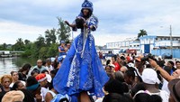 Umat Kuba mengikuti prosesi tradisional, membawa patung Bunda Maria Regla, yang juga dikenal sebagai Yemaya dalam agama Afro-Kuba, di sepanjang Teluk Havana, Kuba, Minggu (7/9/2025). REUTERS/Norlys Perez
