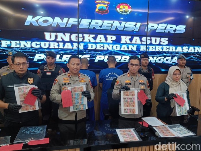 Ungkap kasus perampokan Bank BPRS Buana Mitra Perwira Cabang Karanganyar di Mapolres Purbalingga, Senin (8/9/2025).