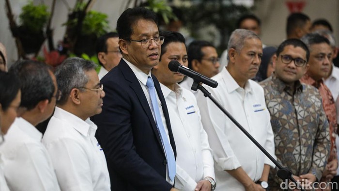 Purbaya Yudhi Sadewa langsung mendatangi Kementerian Keuangan (Kemenkeu) usai dilantik sebagai Menteri Keuangan menggantikan Sri Mulyani Indrawati. Kedatangannya pada Senin (8/9/2025) sore disambut oleh tiga wakil menteri keuangan dan jajaran eselon I.