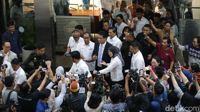 Usai Dilantik, Purbaya Langsung Sambangi Kemenkeu Purbaya Yudhi Sadewa langsung mendatangi Kementerian Keuangan (Kemenkeu) usai dilantik sebagai Menteri Keuangan menggantikan Sri Mulyani Indrawati. Kedatangannya pada Senin (8/9/2025) sore disambut oleh tiga wakil menteri keuangan dan jajaran eselon I.