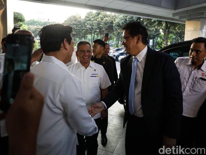 Purbaya Yudhi Sadewa langsung mendatangi Kementerian Keuangan (Kemenkeu) usai dilantik sebagai Menteri Keuangan menggantikan Sri Mulyani Indrawati. Kedatangannya pada Senin (8/9/2025) sore disambut oleh tiga wakil menteri keuangan dan jajaran eselon I.