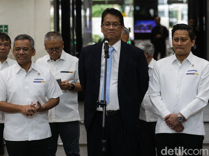 Purbaya Yudhi Sadewa langsung mendatangi Kementerian Keuangan (Kemenkeu) usai dilantik sebagai Menteri Keuangan menggantikan Sri Mulyani Indrawati. Kedatangannya pada Senin (8/9/2025) sore disambut oleh tiga wakil menteri keuangan dan jajaran eselon I.