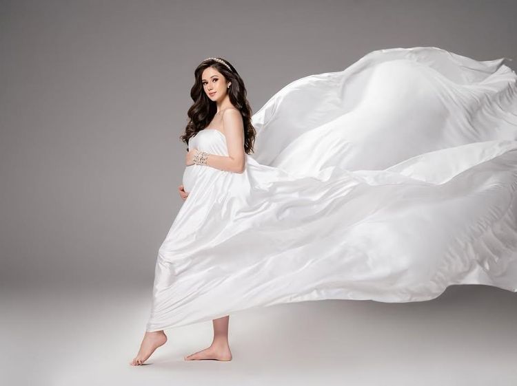 Kecantikan Vika Kolesnaya di Maternity Shoot Jadi Sorotan